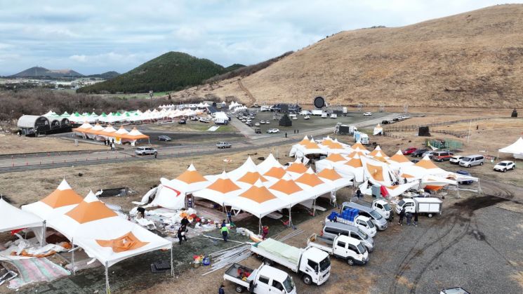 2025 제주들불축제 이틀째인 15일 제주시 애월읍 봉성리 새별오름 일대 행사장이 강풍으로 인해 아수라장이 돼 있다. 연합뉴스