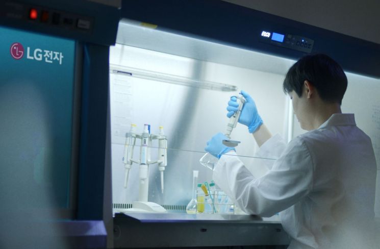 LG전자가 B2B 신사업으로 육성하고 있는 항균 기능성 소재 ‘퓨로텍’을 식품 가공 산업으로 확대 적용한다. 기능성 소재를 개발 중인 연구원의 모습. 사진=LG전자 제공