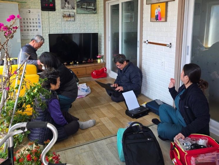 포항시가 3월부터 장기요양 재택의료센터 시범 사업 본격 운영에 들어갔다. (가정방문 진료 모습) 포항시 제공