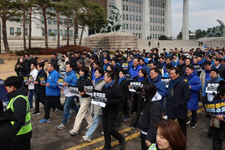 '윤석열 대통령 파면 촉구' 도보행진에 참가한 더불어민주당 박찬대 원내대표를 비롯한 의원들이 16일 서울 여의도 국회를 출발해 광화문 농성장으로 향하고 있다. 연합뉴스