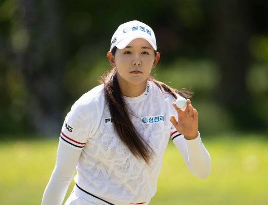 박보겸이 블루캐니언 레이디스 챔피언십 4라운드 1번 홀에서 버디를 낚은 뒤 갤러리의 박수에 공을 들어 인사하고 있다. 사진제공=KLPGA
