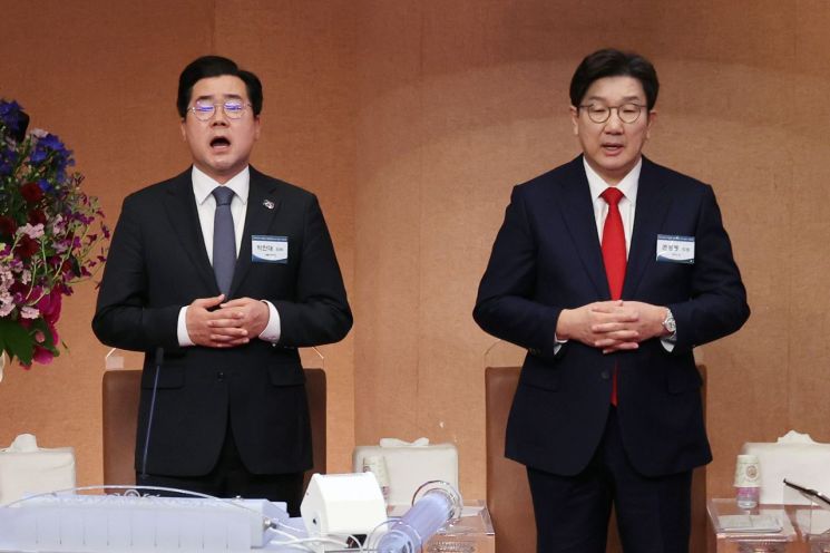 권성동 국민의힘 원내대표와 박찬대 더불어민주당 원내대표(왼쪽)가 16일 서울 영등포구 여의도 순복음교회에서 열린 한국교회 부활절 연합예배 2차 준비 기도회에 참석해 예배를 보고 있다. 2025.3.16 [국회사진기자단] 연합뉴스