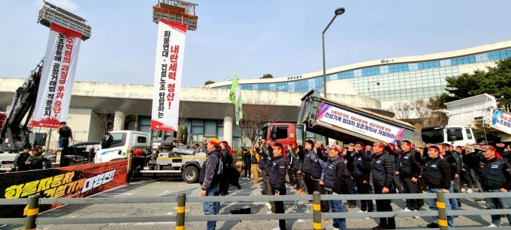 공공운수노조 화물연대본부(화물연대)와 전국건설노동조합(건설노조) 소속 조합원들이 지난 7일 정부세종청사 국토교통부 앞에서 윤석열 대통령 파면 촉구와 안전운임제 도입 및 건설노조 탄압 중지 등을 촉구하고 있다. 연합뉴스