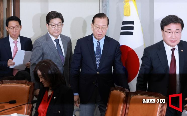 권성동 국민의힘 비상대책위원장과 권성동 원내대표가 17일 국회에서 열린 비상대책위원회의에 참석하고 있다. 2025.3.17 김현민 기자