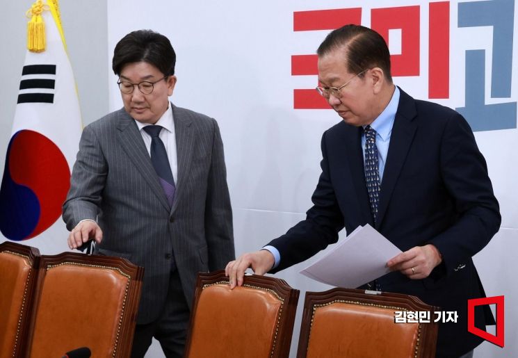 권성동 국민의힘 비상대책위원장과 권성동 원내대표가 17일 국회에서 열린 비상대책위원회의에 참석하고 있다. 2025.3.17 김현민 기자