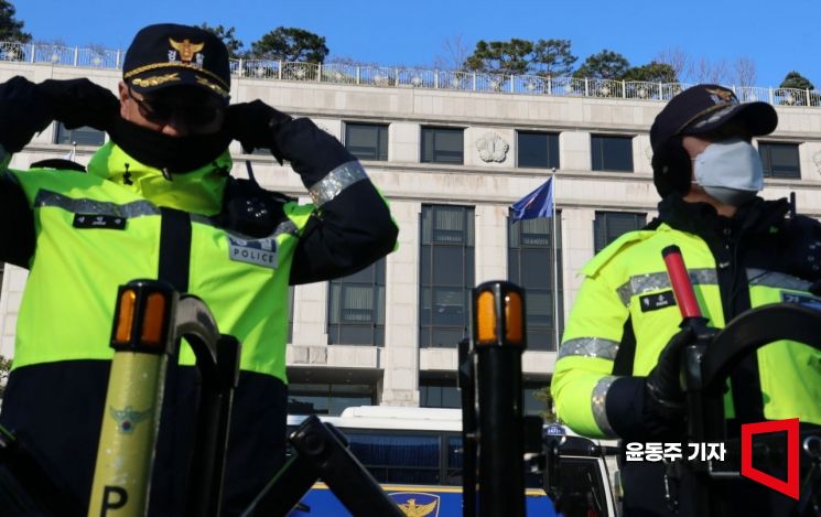 윤석열 대통령 탄핵심판 결론 발표를 앞두고 17일 서울 종로구 헌법재판소 주변으로 경찰들이 경계 근무를 서고 있다. 2025.03.17 윤동주 기자