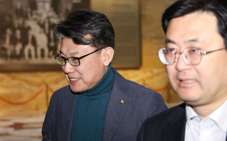 진성준 더불어민주당 정책위의장(왼쪽)이 14일 서울 여의도 국회에서 열린 비상 의원총회에 참석하고 있다. 연합뉴스