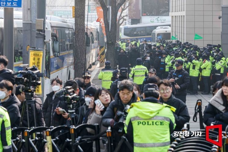 윤석열 대통령 탄핵심판 3차 변론을 앞둔 지난 21일 서울 종로구 헌법재판소 주변에 경찰 기동대의 경계가 강화되고 있다.