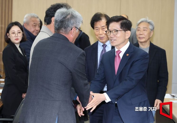 [포토] 참석자들과 인사나누는 김문수 장관