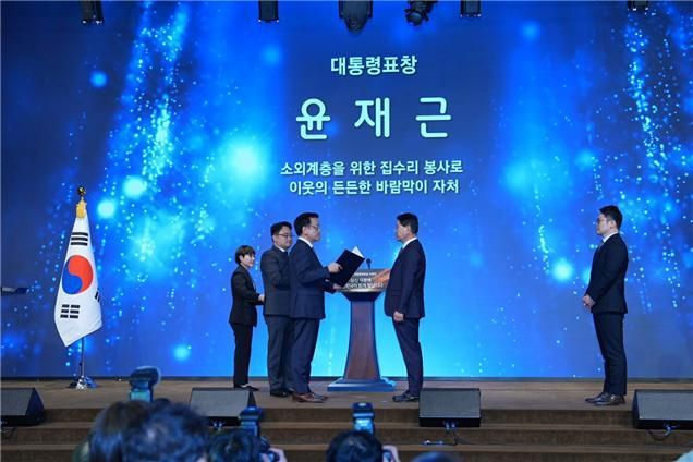 윤서병원 윤재근 행정원장이 지난 14일 용산 전쟁기념관 피스앤파크컨벤션 로얄홀에서 개최된 제14기 국민추천포상 수여식에서 구리시 최초로 영예의 대통령 표창을 수상하고 있다. 구리시 제공