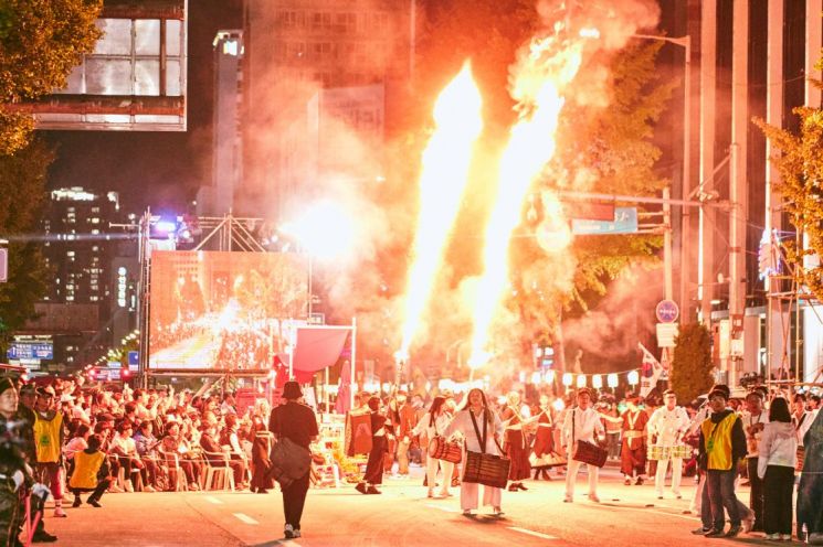 지난해 충장로에서 진행된 충장축제 '불꽃 쇼'를 관람하고 있는 시민들. 광주시 제공