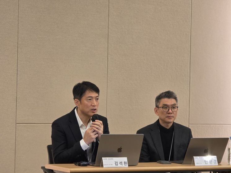 왼쪽부터 김석환 위믹스 재단 대표와 안용운 위메이드 최고 기술 책임자(CTO)가 17일 판교 한컴타워에서 위믹스 해킹 피해 대책에 관해 설명하고 있는 모습. 유현석 기자