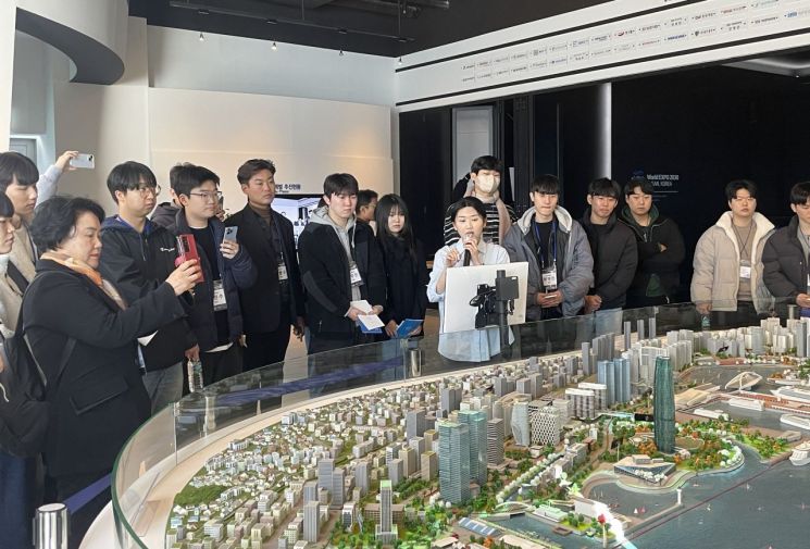 북항 재개발 홍보관을 찾은 방문객들. BPA 제공