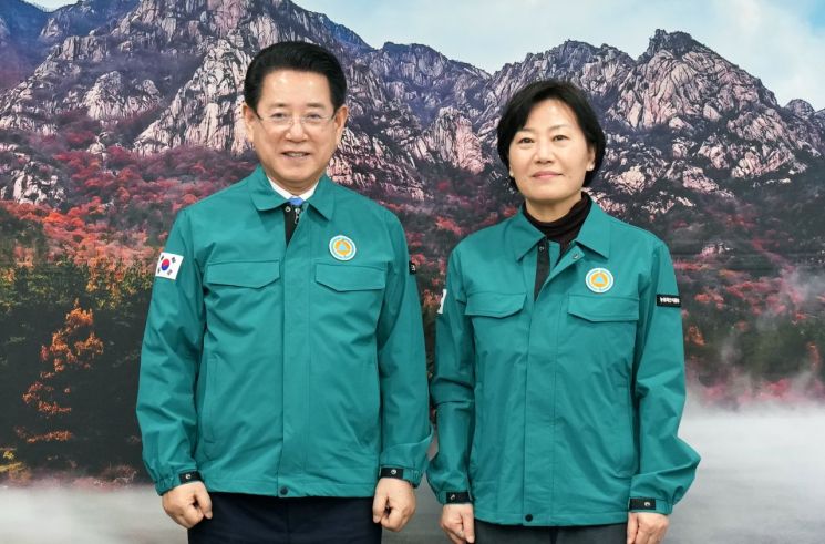 김영록 전라남도지사가 17일 도청 접견실에서 송미령 농림축산식품부 장관을 만나 구제역 방역 특교세 지원을 건의하고 있다. 전남도 제공