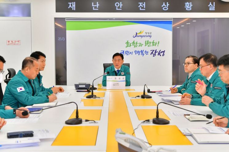 김한종 장성군수가 17일 구제역 방역대책회의를 주재하고 있다.