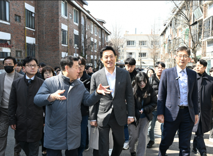오세훈 시장이 규제철폐 33호 대상지인 '구로구 오류동 108-1번지 일대'를 찾아 현장을 둘러보고 있다. 서울시 제공
