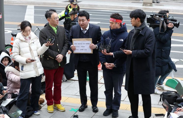 서울경찰청 앞에서 열린 유튜버 이진호 고소 기자회견. 연합뉴스