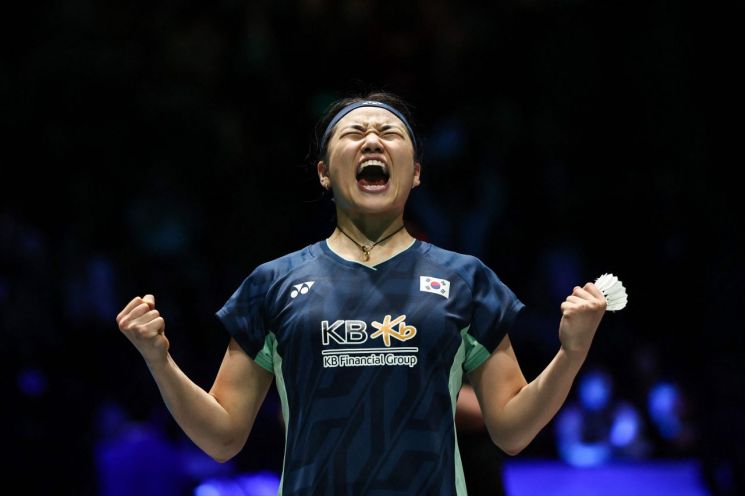 안세영은 17일(한국시간) 영국 버밍엄에서 열린 세계배드민턴연맹(BWF) 월드투어 슈퍼 1000 전영오픈 여자 단식 결승에서 세계랭킹 2위인 중국의 왕즈이를 2-1로 제압하고 우승을 확정지은 뒤 포효하고 있다.   [사진 제공= AFP연합뉴스]