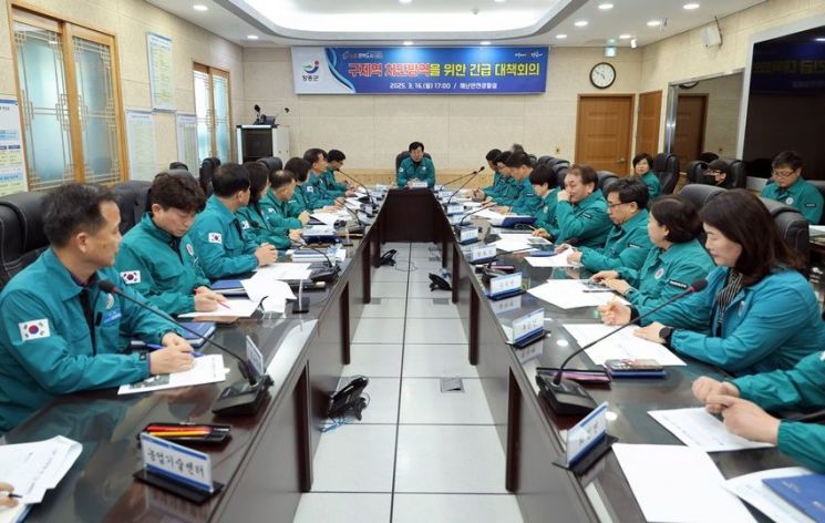 지난 16일 구제역 비상 긴급 대책 회의를 하고 있다. 장흥군 제공