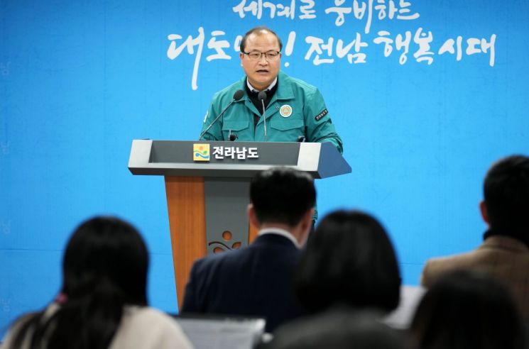 박현식 전남도 농축산식품국장은 17일 도청 4층 브리핑실에서 기자회견을 열고 최근 발생한 구제역 바이러스에 대한 설명을 하고 있다. 전남도 제공