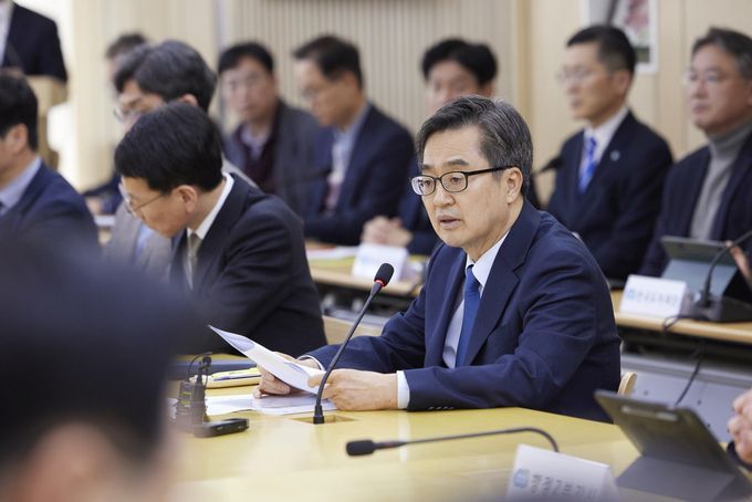 17일 오후 경기도청 북부청사에서 열린 2025년 3월 도정열린회의에서 김동연 지사가 발언하고 있다. 경기도 제공