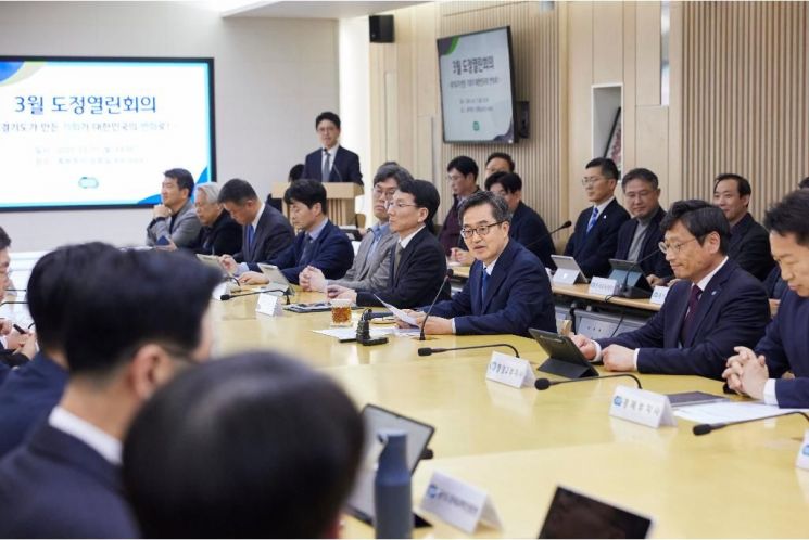 김동연 경기도지사가 17일 의정부 경기도 북부청사에서 3월 경기도 열린도정회의를 주재하고 있다. 경기도 제공