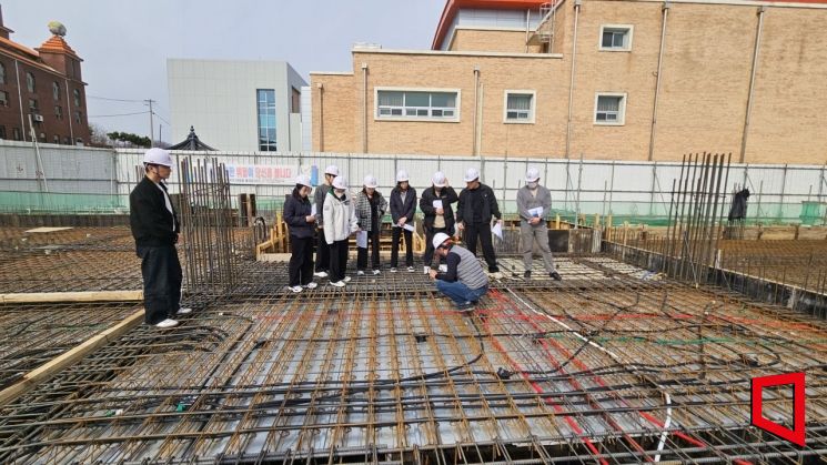 김천시 공공건축물 건축기획 관련 현장 교육 실시하고 있다.