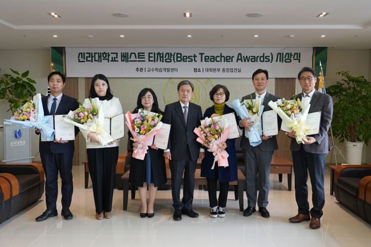 (왼쪽부터)항공운항학과 김영록 교수, 교육학과 최류미 교수, 문헌전보학과 이보라 교수, 허남식 총장, 시각디자인학과 김복경 교수,경찰행정학과 김양현 교수, 물리치료학과 오태영 교수. 신라대 제공