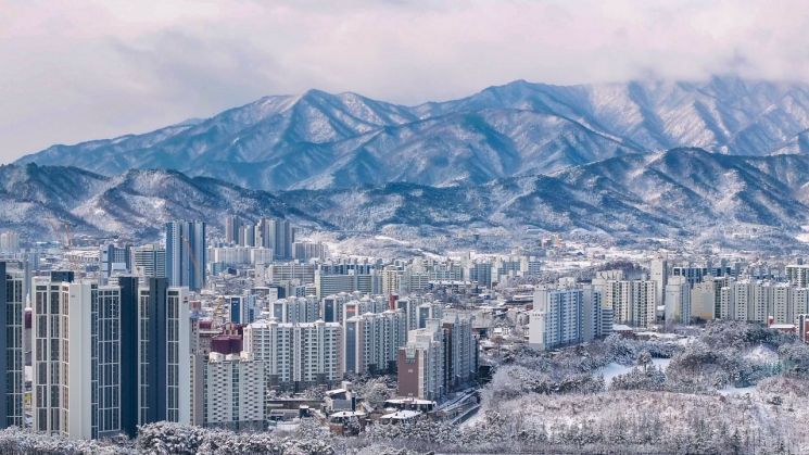 17일 오전 강원 속초시 일대 전경. 시내와 산간에 눈이 쌓였다. 속초시 제공