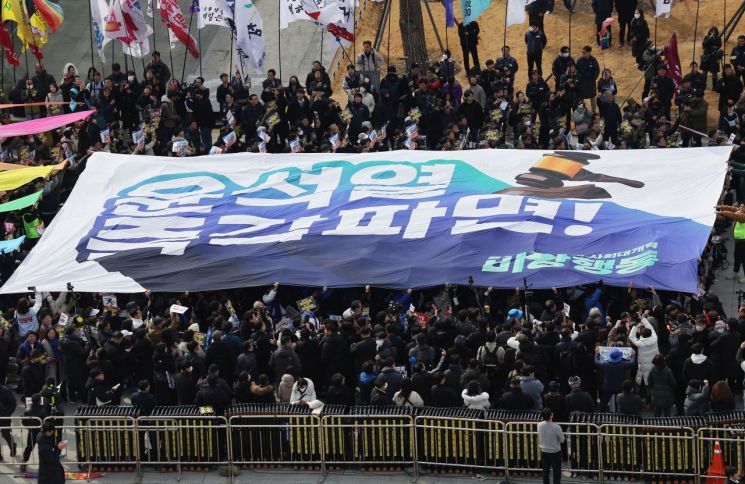 17일 서울 종로구 광화문광장에서 윤석열 즉각퇴진·사회대개혁비상행동 주최로 열린 윤석열 즉각 파면 촉구 각계 긴급시국선언 집회에서 현수막 퍼포먼스가 진행되고 있다. 연합뉴스