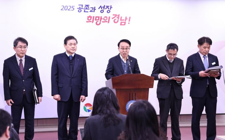 박성호 부산진해경제자유구역청장이 웅동1지구 개발사업에 대한 사업시행자 단독 지정 및 향후 개발 계획에 대해 말하고 있다. 경남도청 제공