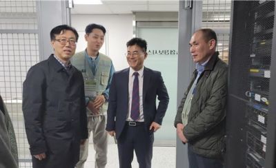 장종환 대표이사(오른쪽 두 번째)가 지난 주말 인터넷데이터센터(IDC) 통합 작업 현장을 점검했다. NH농협캐피탈 제공