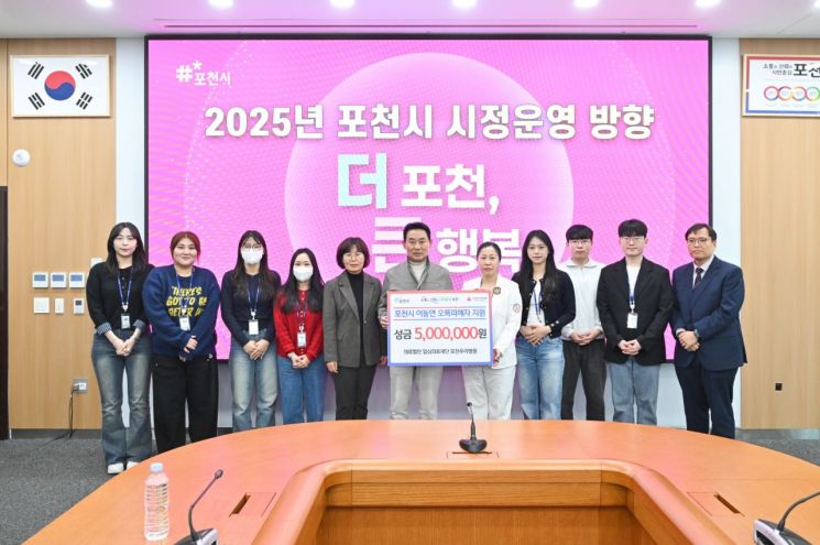 일심의료재단 포천우리병원이 지난 17일 백영현 포천시장(가운데)에게 공군 전투기 오폭 사고로 피해를 입은 주민들을 지원하기 위해 성금 500만원을 기탁하고 있다. 포천시 제공