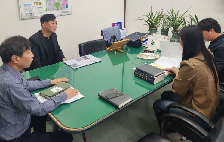 광양경자청이 입주기업의 건축관련 문제 해결을 위해 현장을 직접 방문하여 무료로 상담해 주는 ‘건축행정 현장 상담반’을 운영한다. 광양경자청 제공
