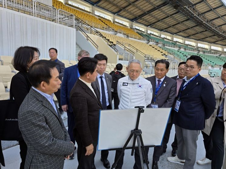 김동근 의정부시장이 ‘레저스포츠타운 조성사업’의 원활한 추진을 위해 지난 15일 ‘2025 LGT 세계여자컬링선수권대회’ 개회식에 참석한 유인촌 문화체육관광부 장관에게 사업비 지원을 건의하고 있다. 의정부시 제공