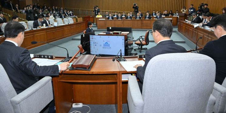 윤한홍 위원장이 18일 국회에서 열린 정무위원회 홈플러스 기업회생절차에 대한 현안 질의에서 의사봉을 두드리고 있다. 연합뉴스