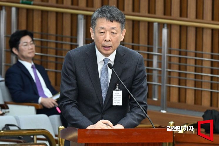 [포토] 현안질의 답변하는 김광일 MBK부회장