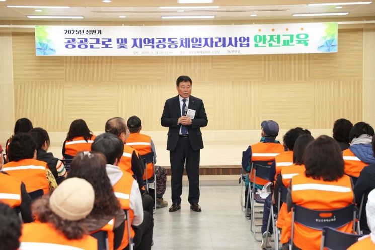 김산 무안군수가 재정지원 일자리 사업 안전보건교육에서 인사말을 하고 있다. 무안군 제공