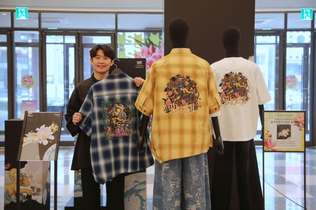 광주신세계, 송지오옴므 본관 1층 팝업매장에서 직원이 심슨 콜라보 제품을 선보이고 있다.광주신세계 제공
