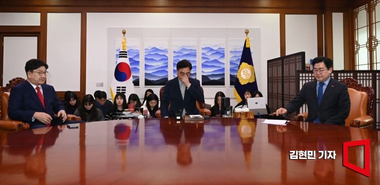 우원식 국회의장이 18일 국회에서 여야 원내대표와 회동하고 있다. 왼쪽부터 권성동 국민의힘 원내대표, 우 의장, 박찬대 더불어민주당 원내대표. 2025.3.18 김현민 기자