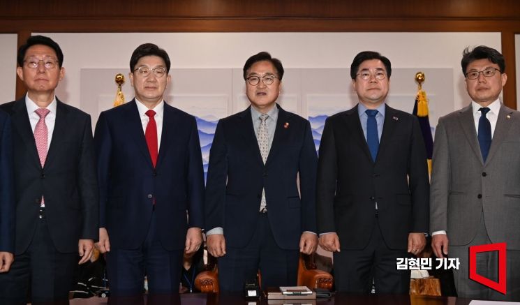 우원식 국회의장이 18일 국회에서 여야 원내대표와 회동하고 있다. 왼쪽부터 김상훈 국민의힘 정책위의장, 권성동 원내대표, 우 의장, 박찬대 더불어민주당 원내대표, 진성준 정책위의장.. 2025.3.18 김현민 기자