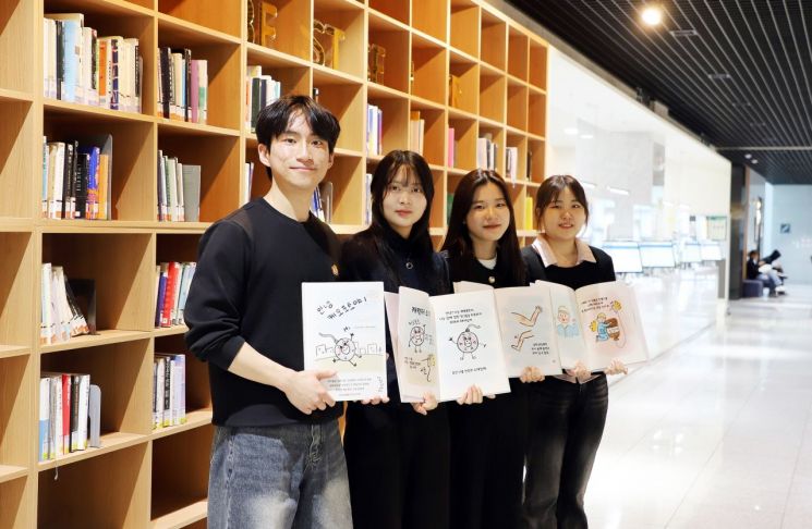 책을 펴낸 경북대 간호대 학생들. (왼쪽부터) 홍두원 한지수 하시은 허미령