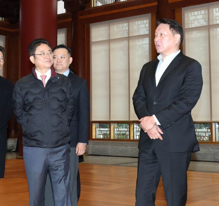 최태원 대한상의 회장과 이철우 경북도지사가  APEC 경제인 행사 현장을 점검하고 있다. 사진=대한상의 제공