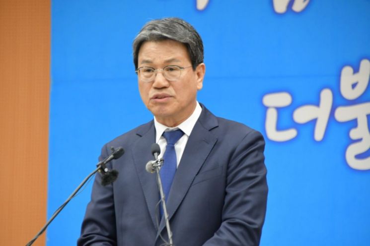 김돈곤 청양군수가 18일군청에서 기자회견을 열고 "지역발전 대책및 주민들이 납득할 수 있는 지원방안이  마련되지 않으면 지천댐 건설을 반대한다"고 밝혔다.