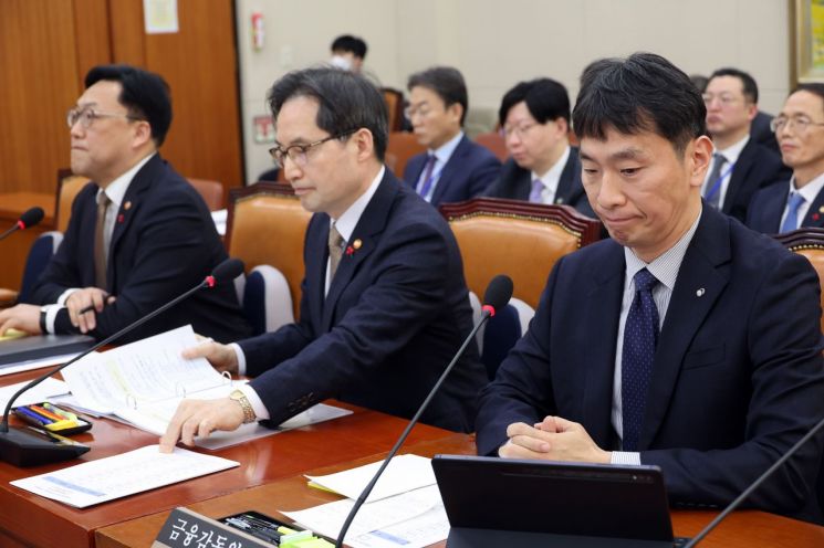 18일 서울 여의도 국회에서 열린 정무위원회 전체회의에 김병환 금융위원장(왼쪽부터), 한기정 공정거래위원장, 이복현 금융감독원장이 참석해 있다. 연합뉴스