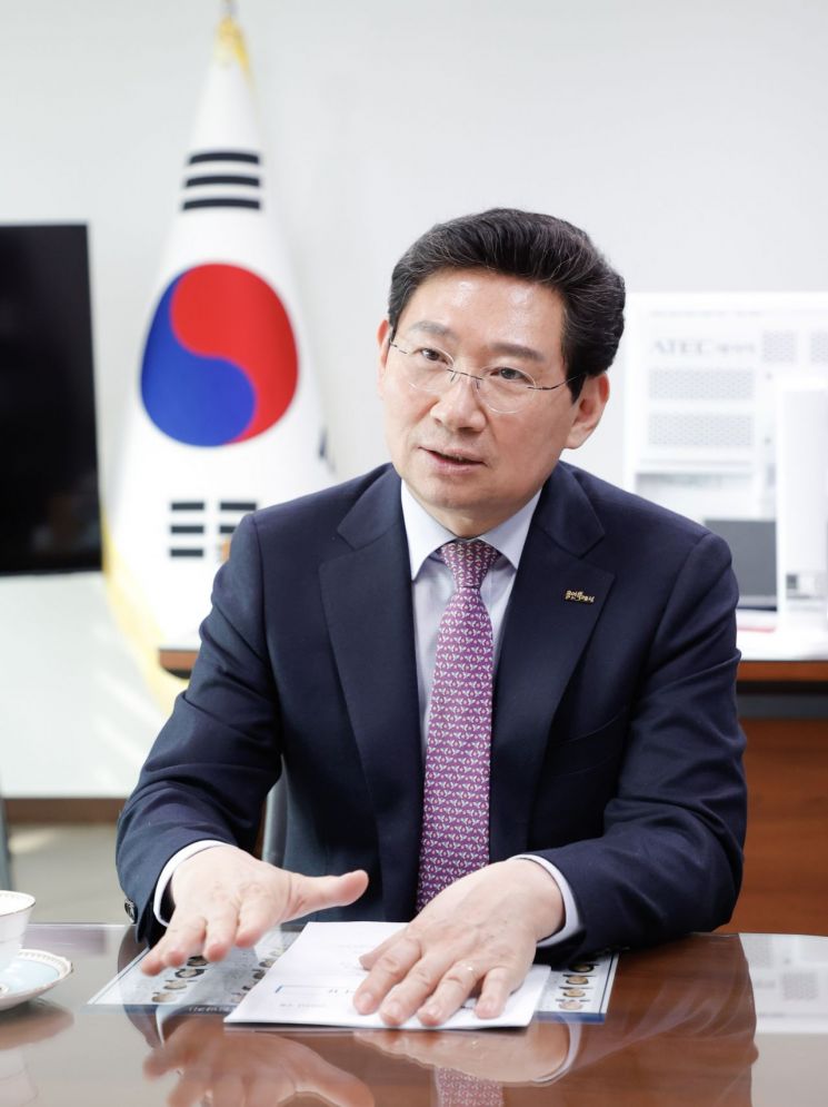 이상일 용인시장이 광교신도시 인근 송전철탑 이설을 둘러싼 수원시와의 갈등 해결을 위해 한국전력공사가 중재에 나서줄 것을 요청했다. 이상일 용인시장. 용인시 제공