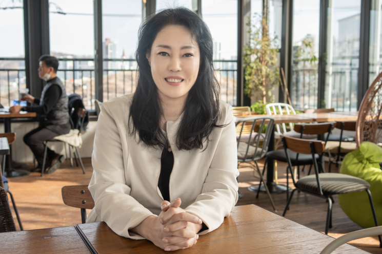 정미경 뜰래아 대표가 카페에서 인터뷰하는 모습. (사진제공=카페24)
