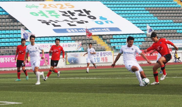 여주FC가 지난 16일 여주종합운동장에서 열린 2025년 K3리그 두 번째 경기에서 FC목포와 경기를 펼치고 있다. 여주시 제공