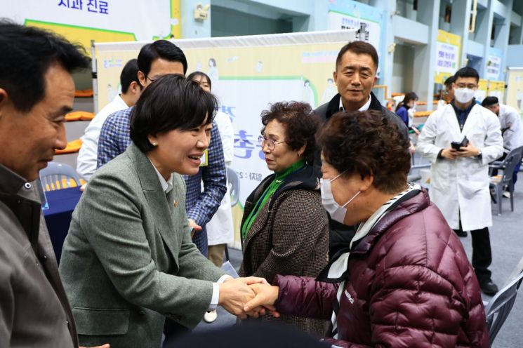 송미령 농림축산식품부 장관이 18일 경기 포천시 가산체육문화센터에서 열린 '농촌 왕진버스' 진료 현장을 점검하며 왕진버스를 찾은 지역주민들과 인사를 나누고 있다.