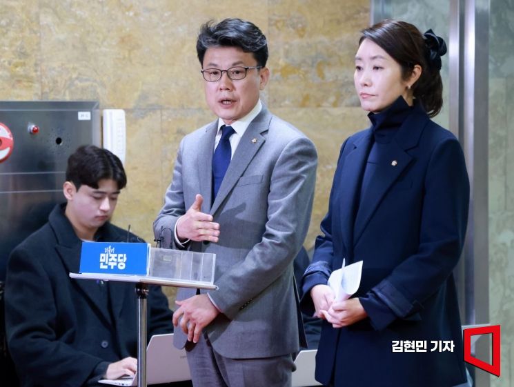 [포토] 연금개혁 관련 브리핑하는 진성준-강선우